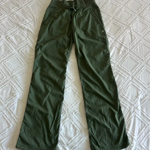 Lululemon Dance Studio Mid-Rise Pant
Regular Green Athletic Sz 4 GUC - Picture 2 of 10